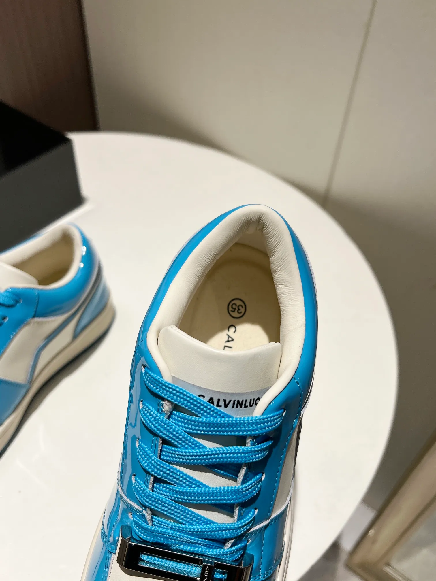 👟👟Ex-factory price 480👟👟 👑CALVINLUO I CUBE SNEAKER trendy brand square shoes low-top casual square-toe sneakers skateboard shoes sneakers👑 Starting from the design elements of classic two-color sneakers, CALVINLUO extracts the iconic elements of casual sneakers and integrates them into the formal "square toe" of formal shoes to make the overall lines of the sneakers more distinct. Nowadays, the matching rules are casual. 🧣Formal sports shoes are nothing new. The unique avant-garde square lines of CUBE SNEAKER, whether it echoes the tough and crisp suits, or appears in an eclectic manner in street styles, are a choice that breaks away from tradition and shows personality🧢 ▪️ Fabric: Original custom imported first-layer cowhide ▪️ Lining: Imported breathable mesh lining + soft sheepskin ▪️ Sole: Original molded two-color TPU outsole ▪️ Size: 35-40 (40 customized)